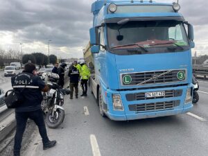 İSTANBUL (AA) – İstanbul Küçükçekmece'de hafriyat kamyonuna çarpan motosikletin sürücüsü