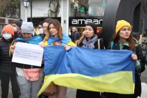 AYDIN (AA) – Kuşadası'nda yaşayan Ukraynalılar, Rusya'nın ülkelerine yaptığı saldırıları