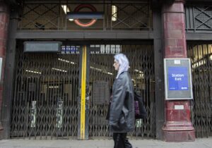 LONDRA (AA) – İngiltere'nin başkenti Londra'da metro hatlarında görevli yaklaşık