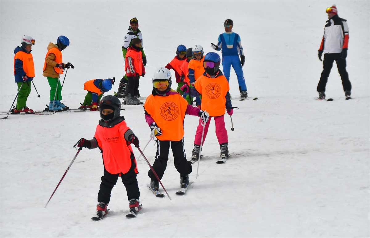 Maddi durumu iyi olmayan ailelerin yetenekli çocukları kayak sporuna kazandırılıyor