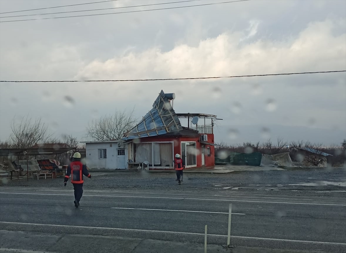 Malatya'da şiddetli rüzgar nedeniyle bir evin çatısı uçtu