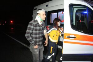 MANİSA (AA) – Manisa'nın Yunusemre ilçesinde kamyona arkadan çarpan kamyonetteki