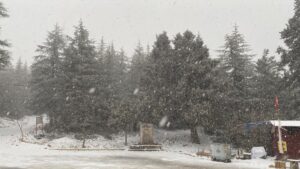 MERSİN (AA) – Mersin'in Erdemli ilçesinin yüksek kesimleri kar yağışıyla