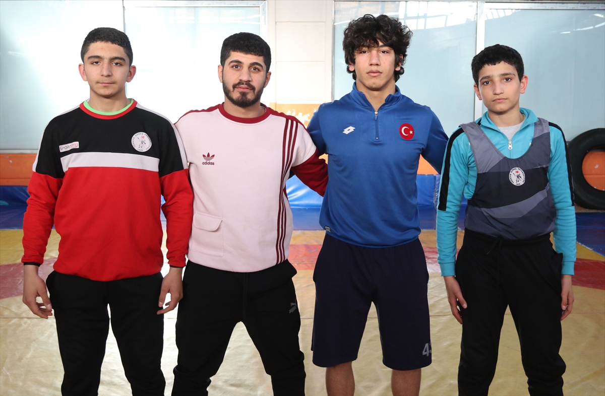 Milli güreşçi, yetiştiği salondaki genç sporculara tecrübelerini aktarıyor