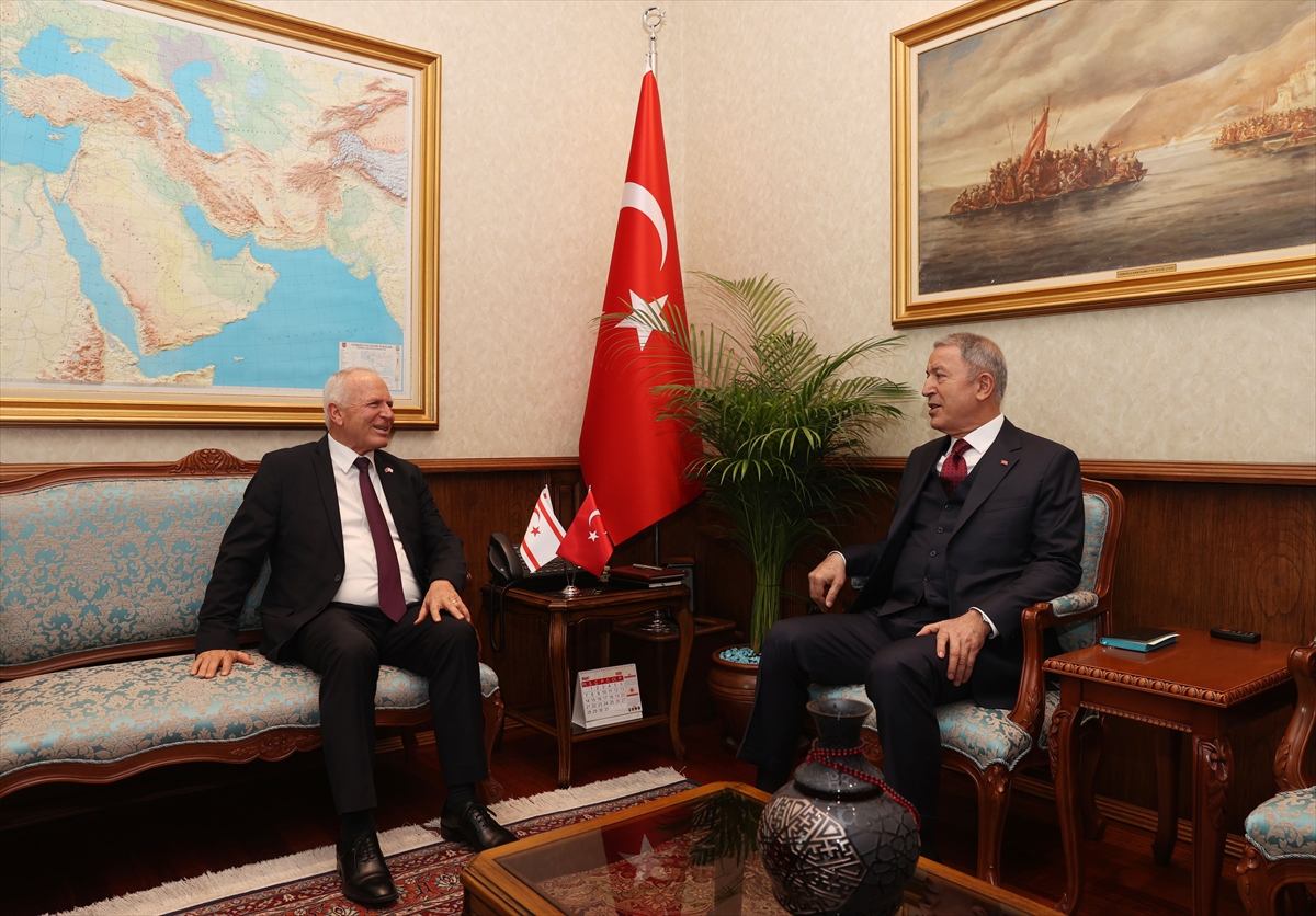 Milli Savunma Bakanı Akar, KKTC Cumhuriyet Meclisi Başkanı Töre ile görüştü