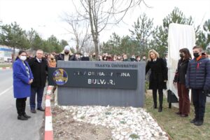 EDİRNE (AA) – "Muayene ücretleriyle öğrenci okutan profesör" olarak tanınan