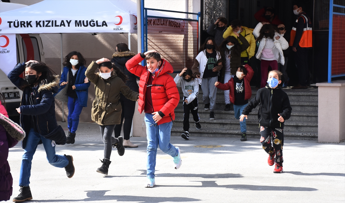 Muğla'da okullarda deprem tatbikatı düzenlendi