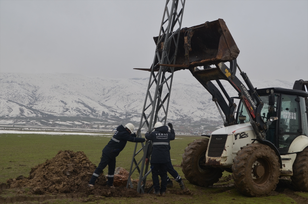 Muş'ta fırtınadan dolayı elektrik direkleri devrildi