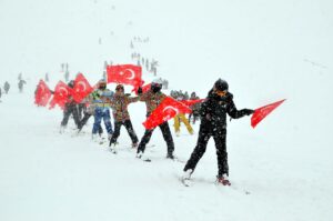 MUŞ (AA) – Muş'ta Güzeldağ Kayak Merkezi'nde düzenlenen kar festivali,