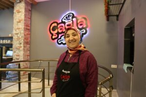 - Adana'da, hamileyken canının istediği böreği bulamayınca kendisi yapmaya başlayan