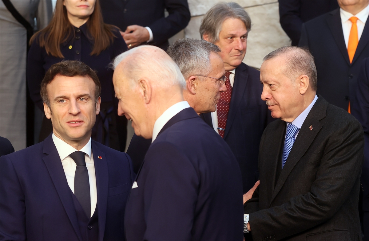 Cumhurbaşkanı Erdoğan, NATO Olağanüstü Liderler Zirvesi'nde aile fotoğrafı çekimine katıldı