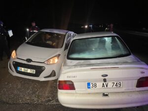 NEVŞEHİR (AA) – Nevşehir'de kavşakta karşı karşıya gelen iki otomobilin