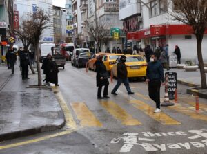 NİĞDE (AA) – Kovid-19 ile mücadele kapsamında uygulanan maske takma