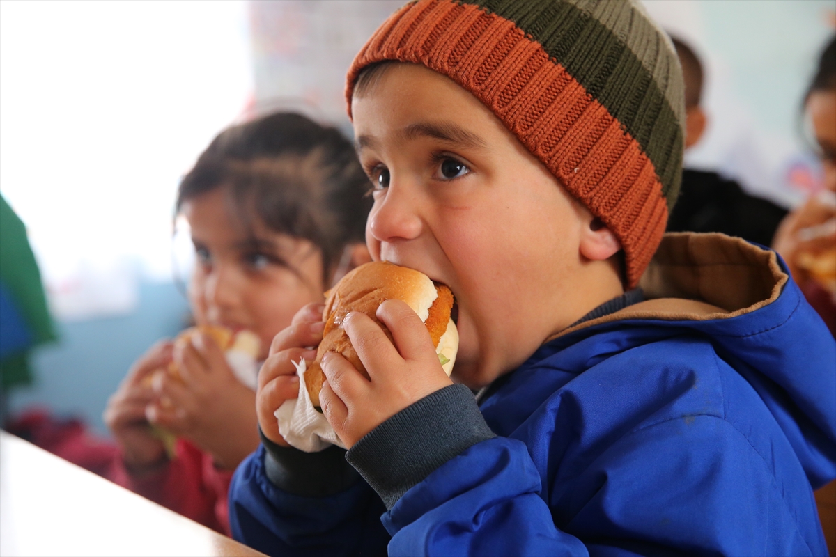 Öğrencileri için sınıf sobasında pizza ve hamburger hazırlıyorlar