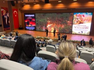 - Filmde, orman yangınlarına karşı kahramanca mücadele eden ormancılar, Çanakkale