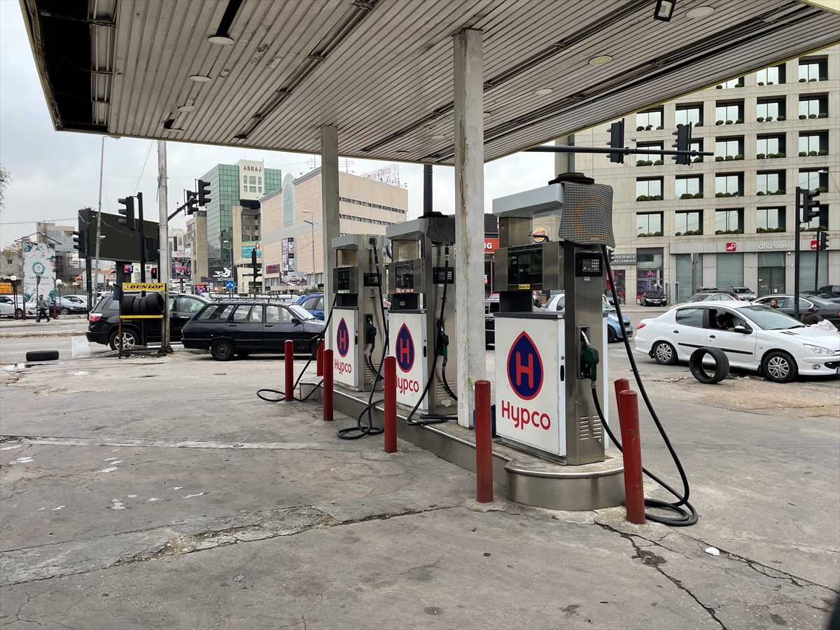 Petrol fiyatlarındaki küresel artış, Lübnan'da benzin istasyonlarında uzun kuyruklar oluşturdu