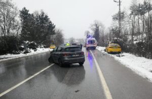 SAKARYA (AA) – Sakarya'nın Sapanca ilçesinde 4 aracın karıştığı trafik