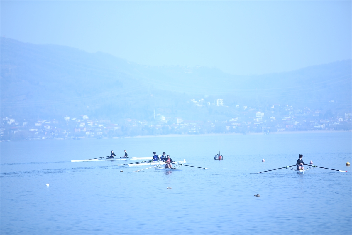 Sakarya'da düzenlenen kürek yarışları sona erdi