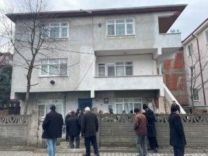 SAKARYA (AA) – Sakarya'nın Erenler ilçesinde evinin penceresine Trabzonspor bayrağı