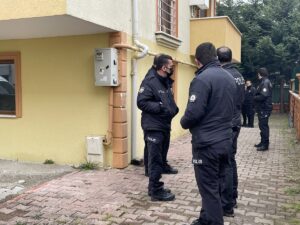 SAKARYA (AA) – Sakarya'nın Serdivan ilçesinde silahla başından yaralanan genç