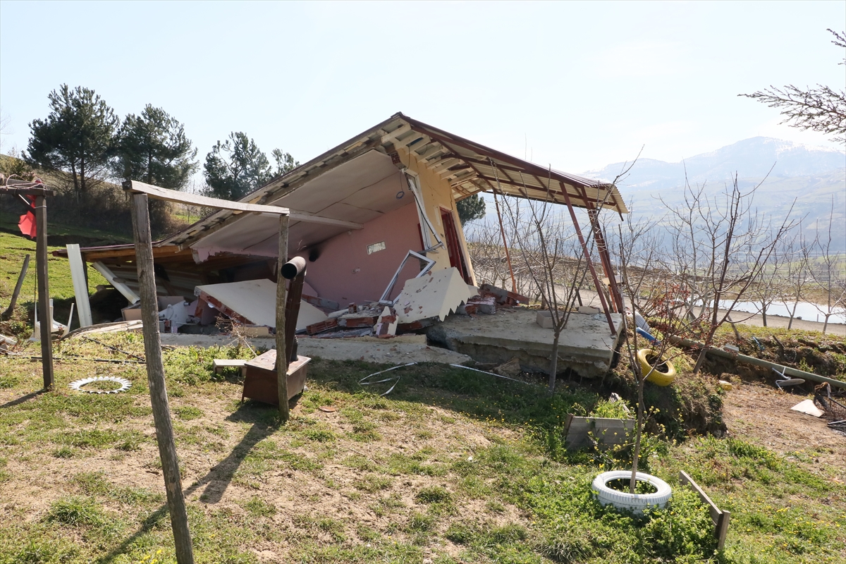 Samsun'da heyelan sonucu bağ evi yıkıldı, yolda çökmeler oluştu