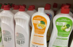 SAMSUN (AA) – Samsun'da marketteki bazı bulaşık deterjanı şişelerinin kapakları