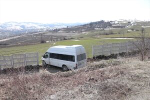 SAMSUN (AA) – Samsun'un Havza ilçesinde minibüsün beton çite çarpması