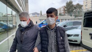 SAMSUN (AA) – Samsun'un İlkadım ilçesinde taşla camlarını kırarak 7