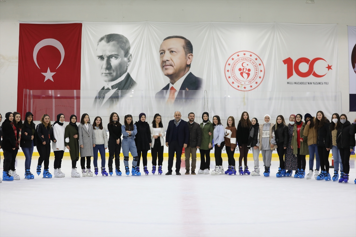 Samsun'da üniversiteli gençler buz pateni ile tanıştı
