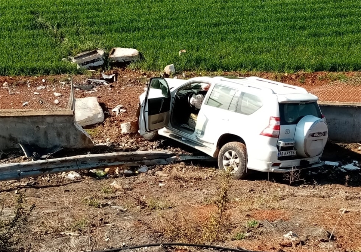 Şanlıurfa'da bariyerlere çarpan otomobildeki 4 İranlı yaralandı