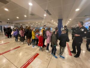 - Yetim çocuklar ve bakım personelinden oluşan 185 kişilik ilk