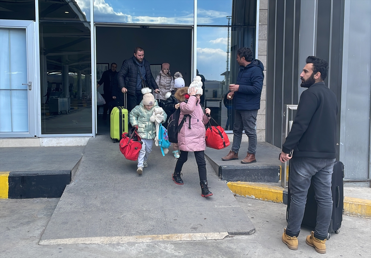 Savaşın ortasında kalan 4 kardeş, Türk otobüs şoförü sayesinde annelerine kavuşacak
