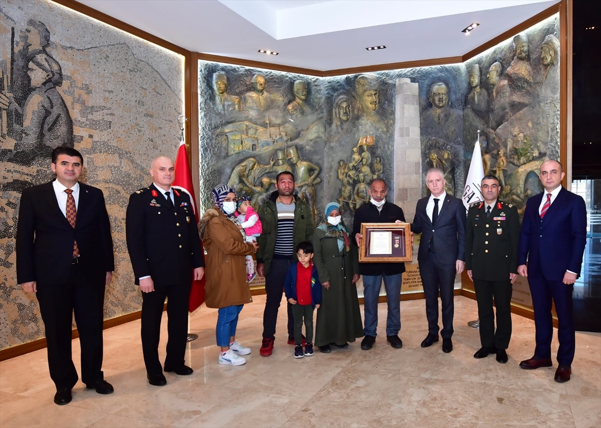 Şehit aileleri ve gazilere törenle Devlet Övünç Madalyası ve Beratı verildi