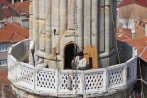 EDİRNE (AA) – Restorasyon çalışmaları süren Selimiye Camisi minarelerine, "İman