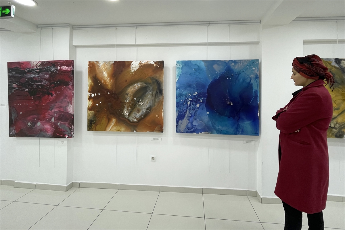 Şevval Çakıroğlu'nun ilk sergisi “Evrene Dair” açıldı