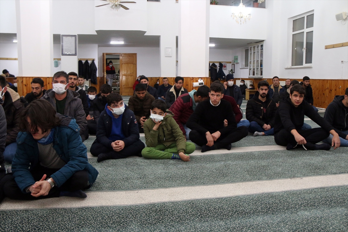 Sivas'ta hayırsever müezzin camisine gelen öğrencilere döner ikram etti