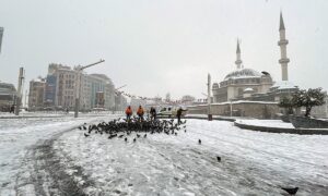 İSTANBUL (AA) – İstanbul'da etkili olan kar yağışı nedeniyle Taksim