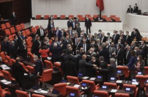 - CHP'nin grup önerisinin görüşmeleri sırasında MHP'li Yılmaz ile CHP'li