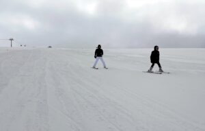 ARDAHAN (AA) – Ardahan'da hafta sonunu fırsat bilen kayakseverler, kar