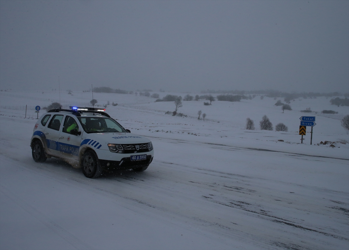 TOKAT (AA) – Kar yağışı ve buzlanmanın etkili olduğu Tokat-Sivas