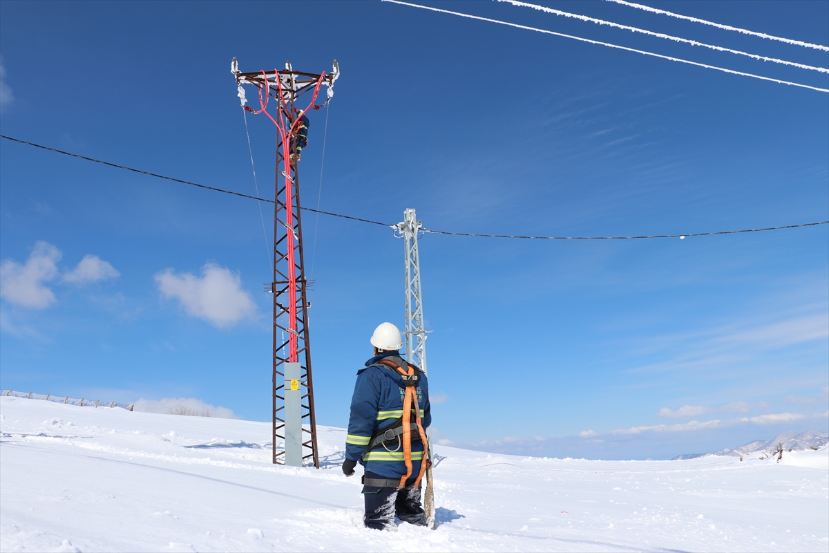 Tokat'ta enerji timlerinin 2 metrelik karda zorlu mesaisi sürüyor
