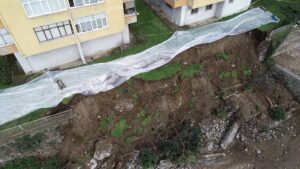 TRABZON (AA) – Trabzon'da dün heyelan nedeniyle istinat duvarı çöken