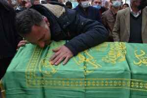 TRABZON (AA) – Trabzon'un Tonya ilçesinde, seyir halindeki kamyonetin üzerine