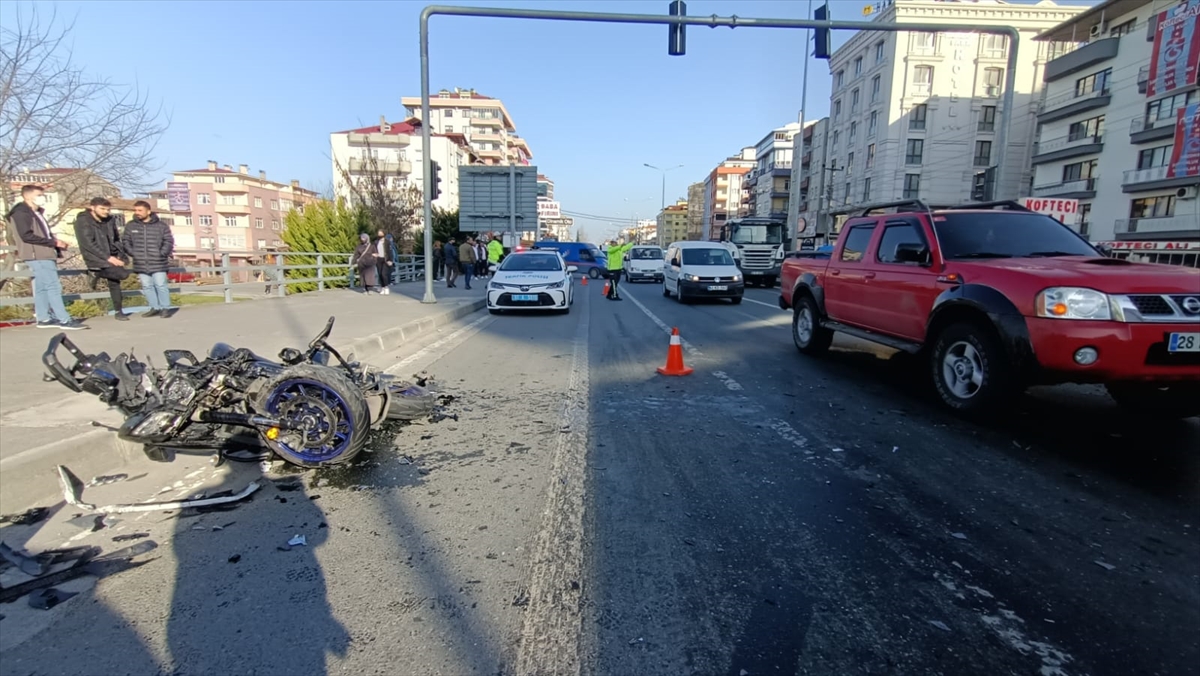 Trabzon'da motosikletli polis, kazada yaralandı