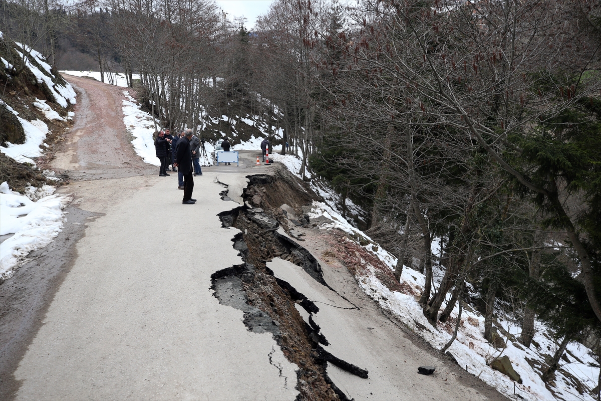 Trabzon'da su hattının geçtiği grup yolunda toprak kayması meydana geldi