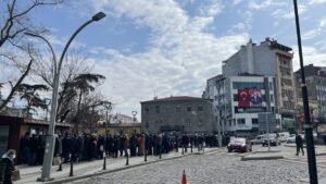 - Bordo-mavili taraftarlar, maç biletleri için gişelerde yoğunluk oluşturdu