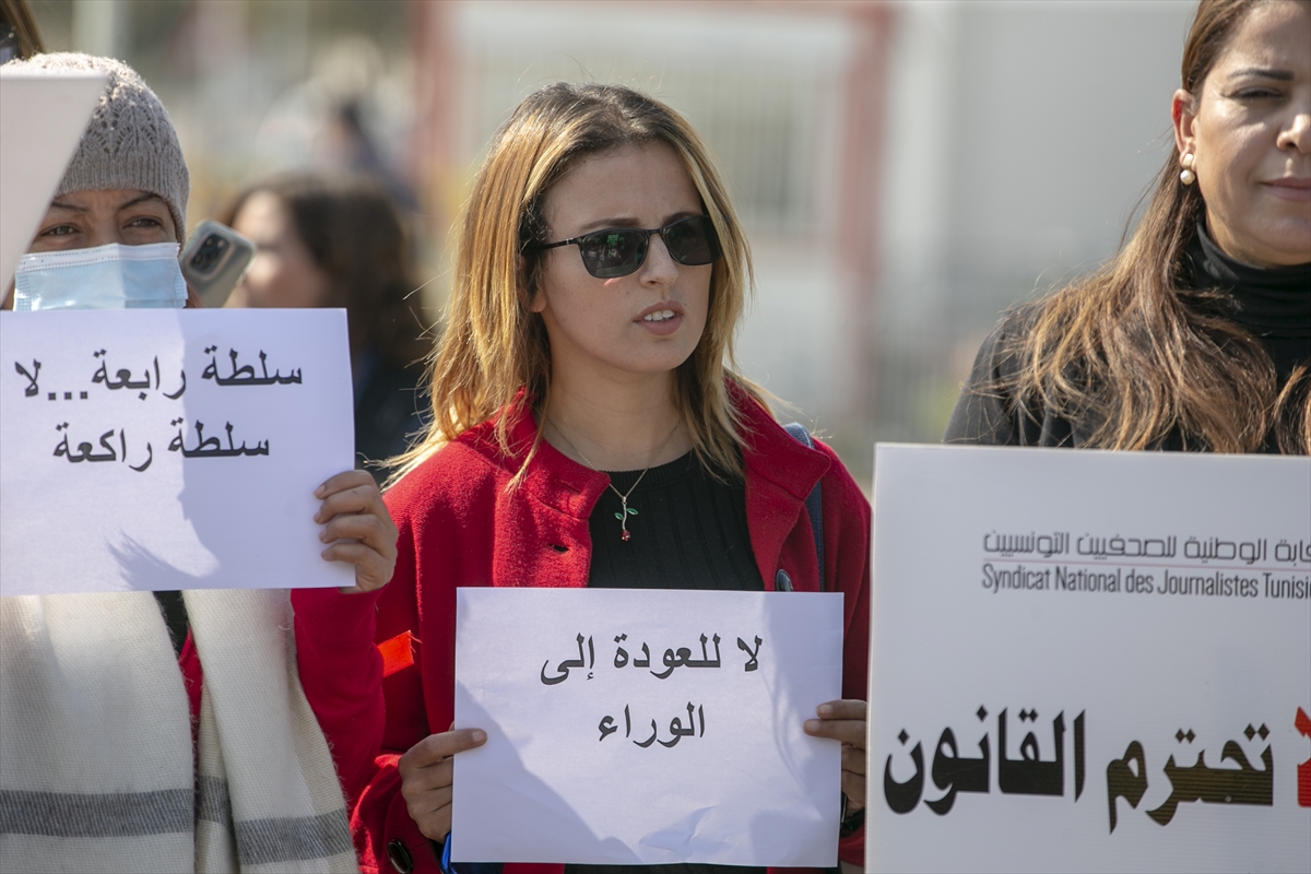 Tunus Devlet Televizyonu çalışanları, “yönetimin baskısına” karşı gösteri düzenledi