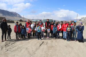 - Kentin kırsalındaki bir köye giden gönüllüler, evleri tek tek