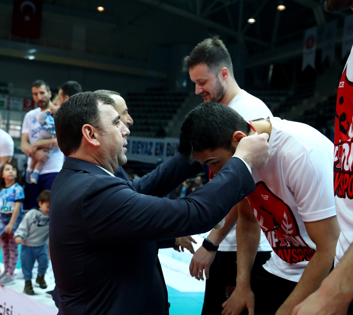 TÜRŞAD ve Hatayspor Voleybol AXA Sigorta Efeler Ligi'ne yükseldi