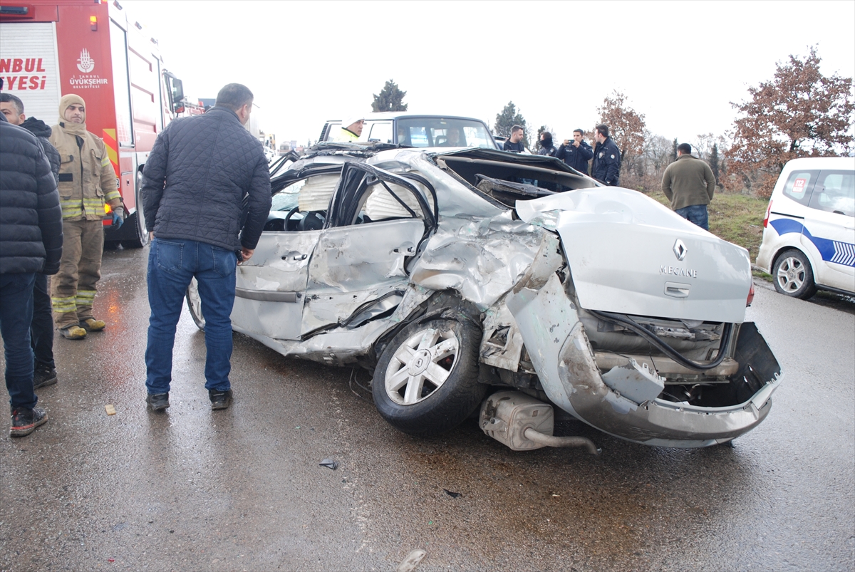 Tuzla'da kamyon ile otomobilin çarpıştığı kazada 2 sürücü yaralandı